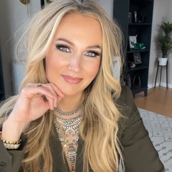 Meet your Posher, Lori - Picture 2 of 8